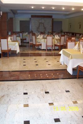 Hotel Coroana de Aur Bistrita pardoseala granit New Colonial Cream Juparana Florence si Nero Zimbabwe Hotel Coroana de Aur Bistrita pardoseala granit New Colonial Cream Juparana Florence si Nero Zimbabwe
