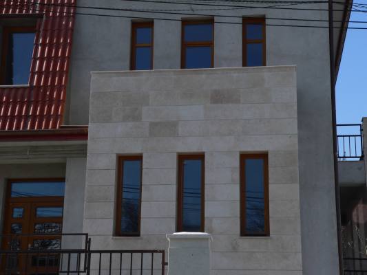 Vila privata Cluj-Napoca placare fatada calcar Perlino Rosato Vila privata Cluj-Napoca placare fatada calcar Perlino Rosato